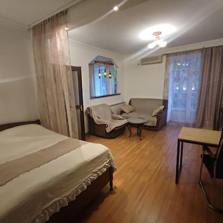 Apartments On Sayat-Nova 14 Ереван Екстериор снимка